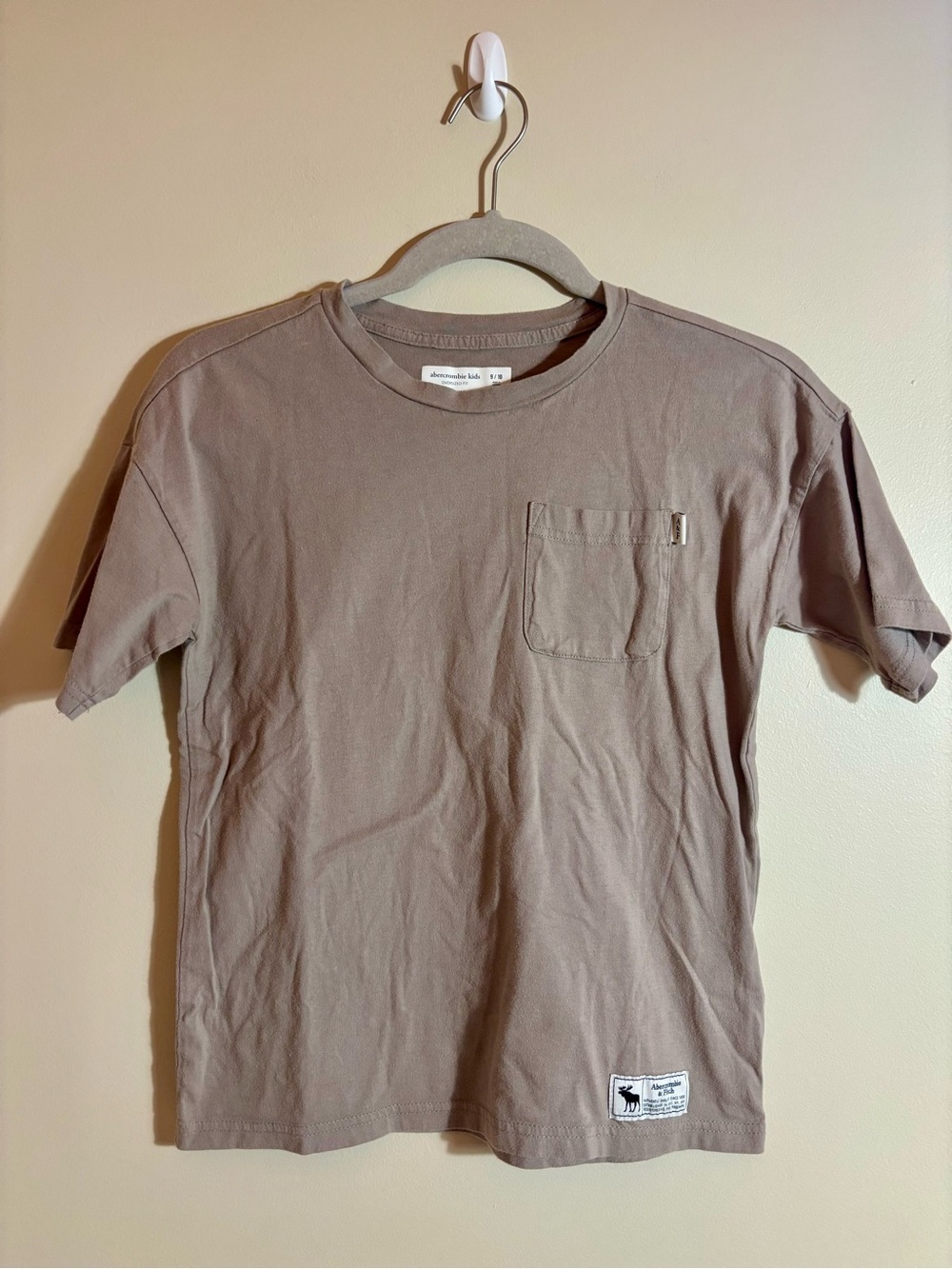 Abercrombie Kids Pocket Crew T-Shirt Taupe Boys with Logo size 9/10